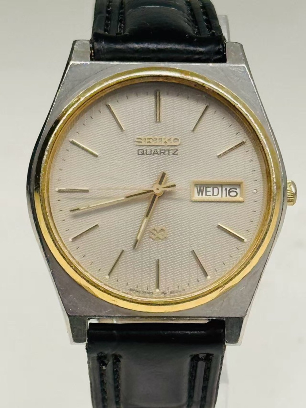 Vintage Seiko SQ Quartz Day Date Watch Gold Tone Bezel 32mm Runs New Battery